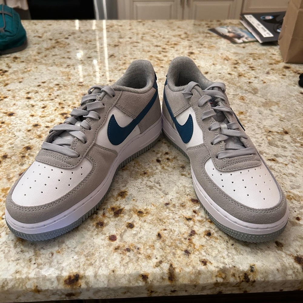 Men’s size 6 Air Force 1.  Brand New w/o box.